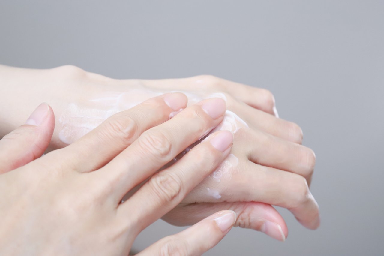 ぱっくり割れが指や手のひらにできる原因は？予防法と治し方について