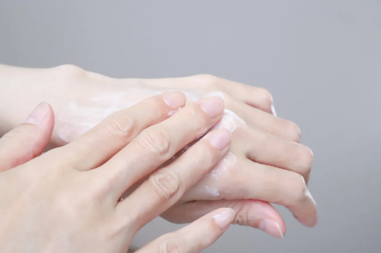 ぱっくり割れが指や手のひらにできる原因は？予防法と治し方について