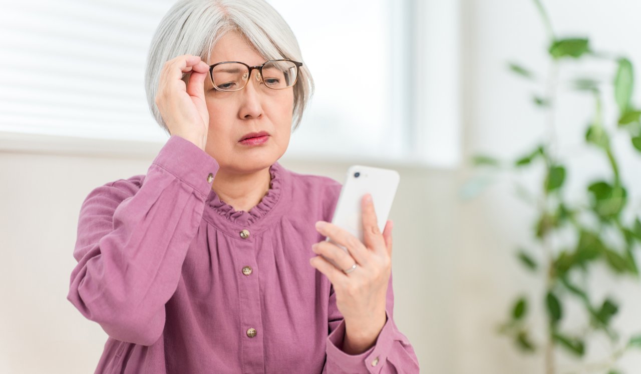 スマホ老眼とは？症状と治し方について