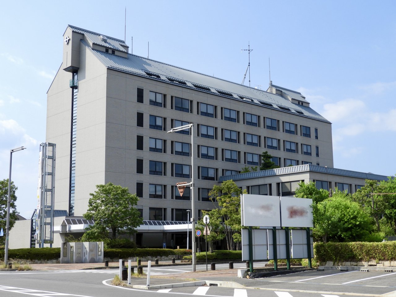 お盆休みは市役所も休み？銀行と郵便局について