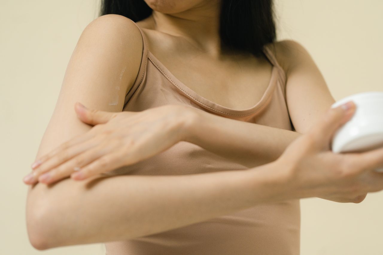 二の腕のブツブツの原因は？40代からの対策法について